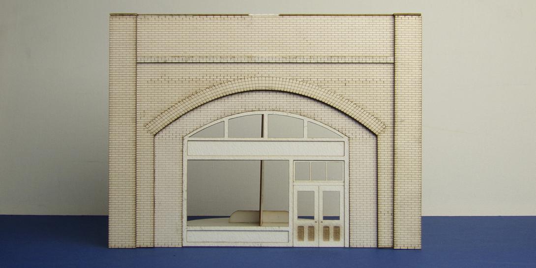 A 70-03 O gauge brick arch with shop fittings O gauge brick arch unit with shop fittings. This bundle includes the face of the arch and the back parapet panel with interlocking left and right brickwork.